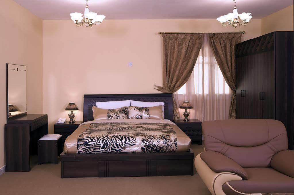 Tiger Home Hotel Apartments Muskat Eksteriør bilde